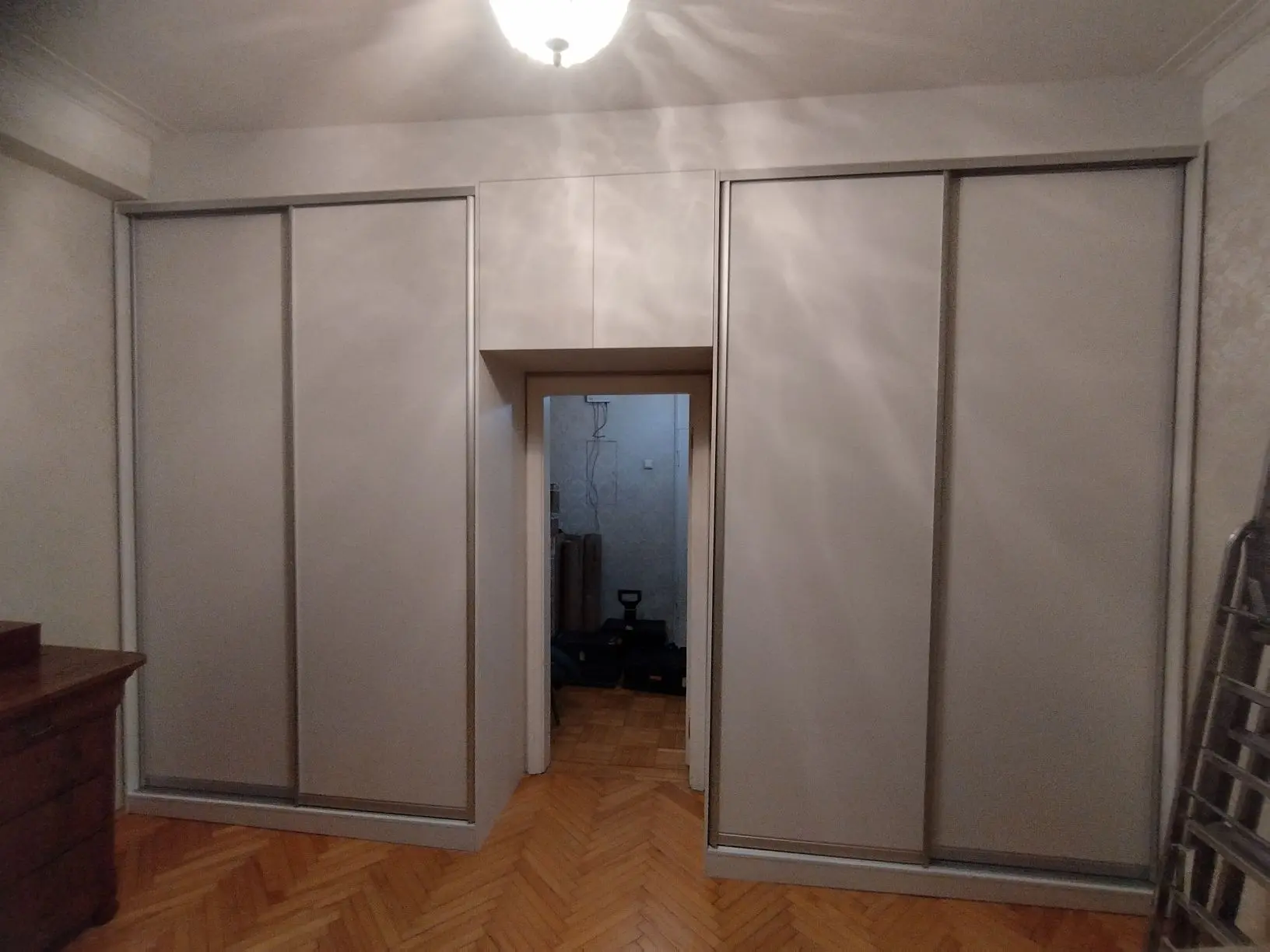  Шкаф купе в алюминевом профиле (25.11.02K)