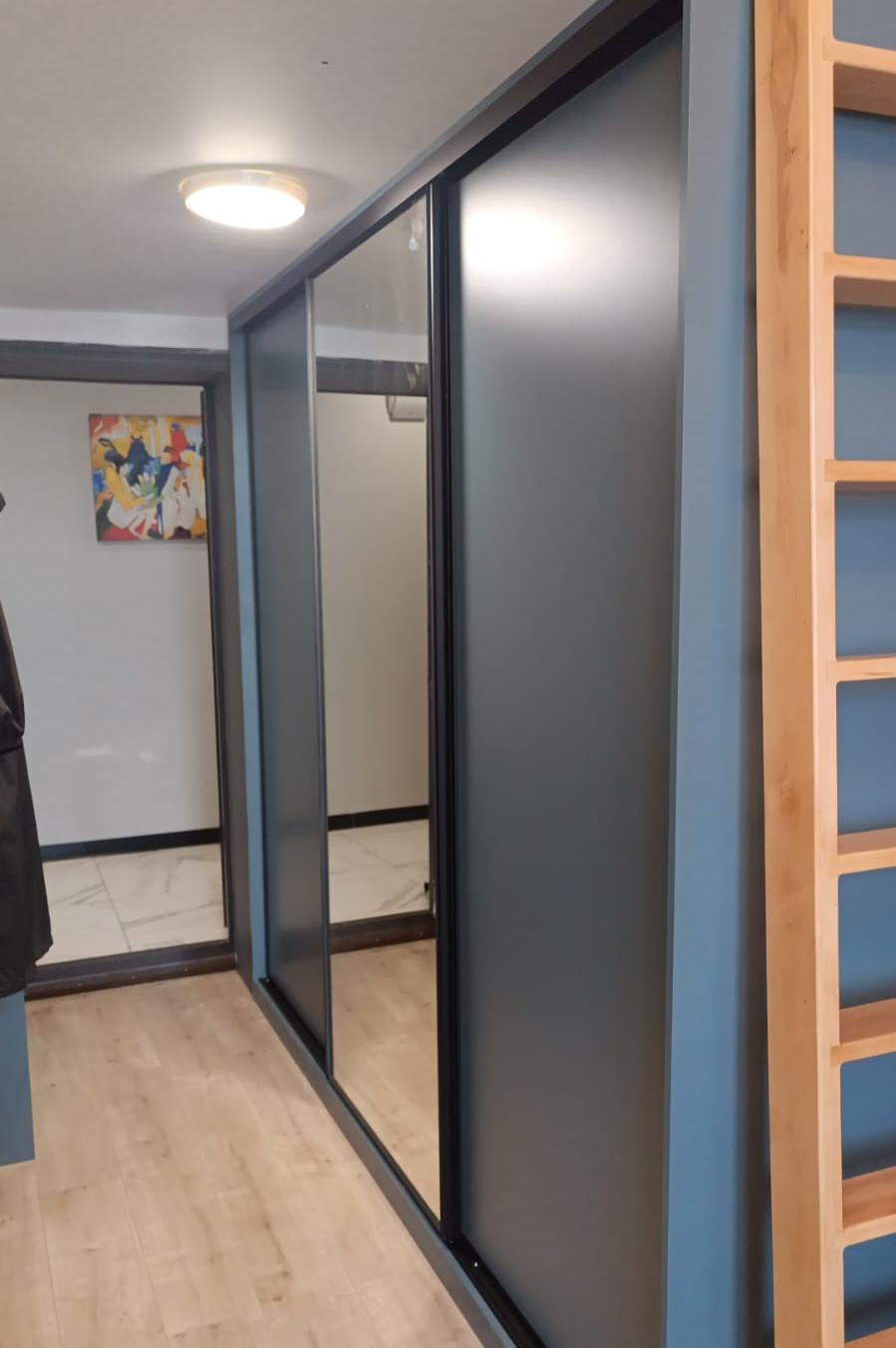 Узкий шкаф-купе в коридор