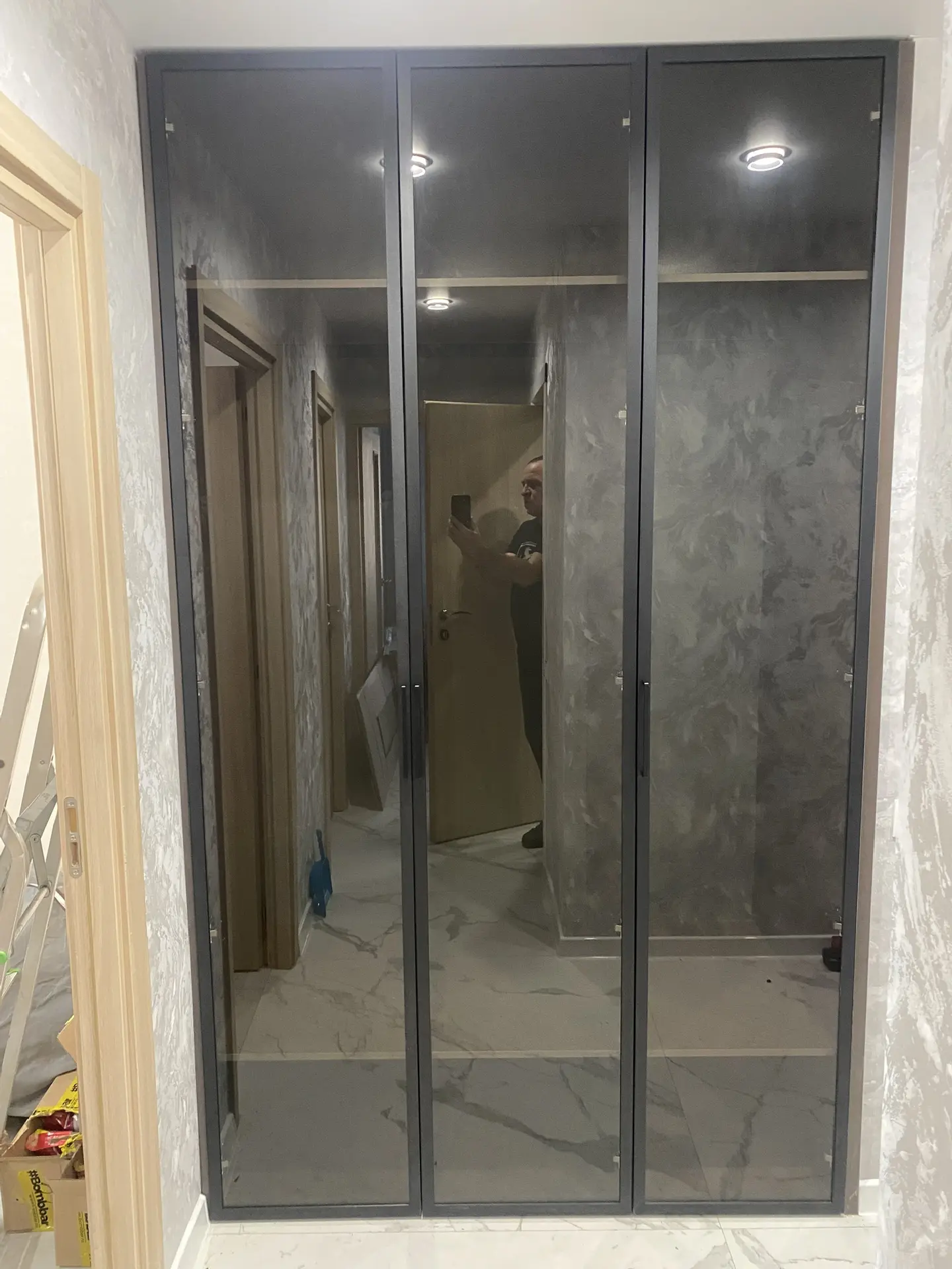 Распашной шкаф в прихожую.