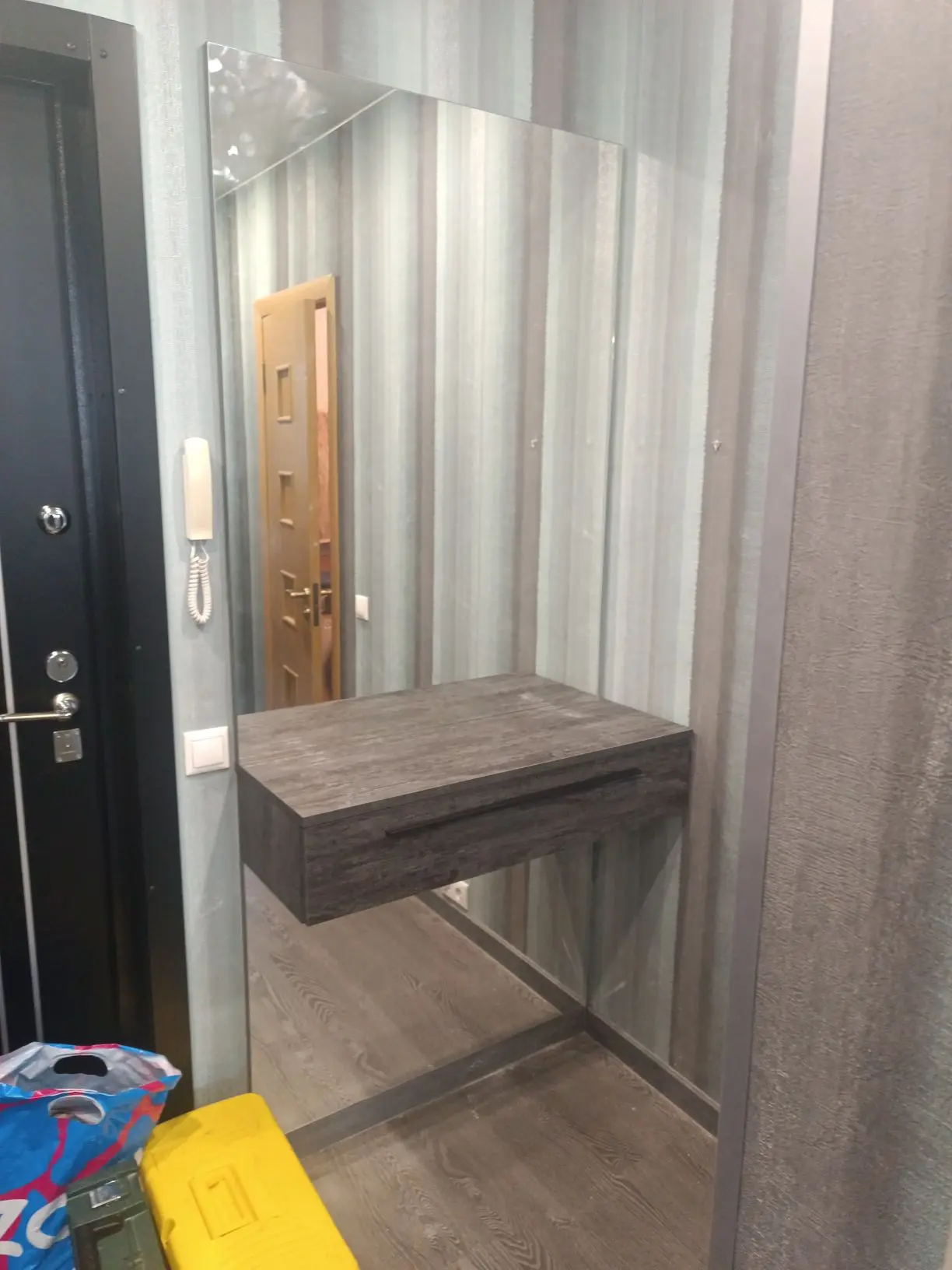 Зеркало с подвесной тумбой