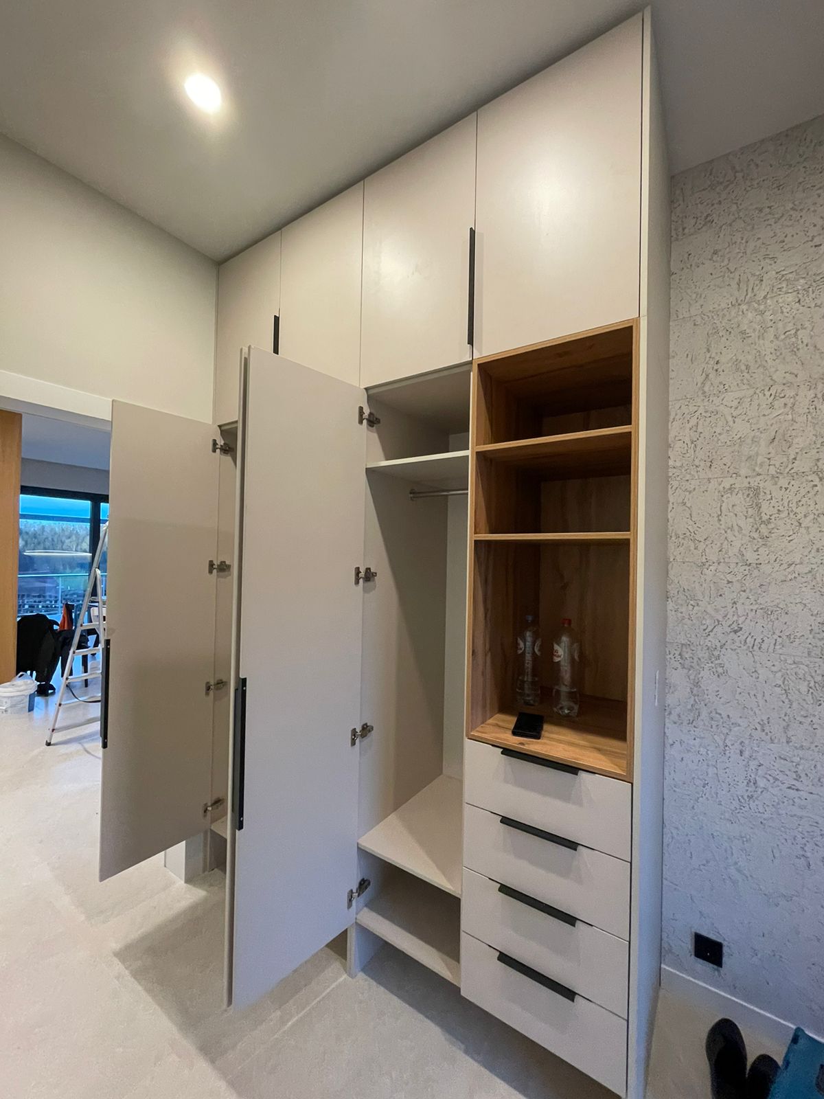 распашной шкаф с ящиками