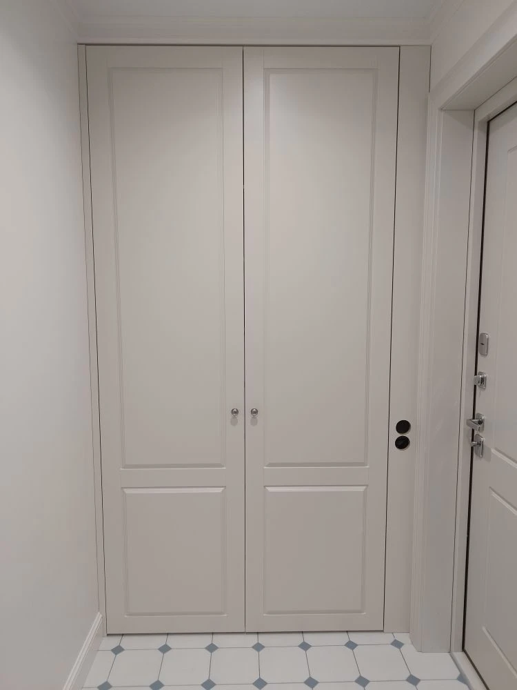 Распашные шкафы в прихожую с фасадами из МДФ