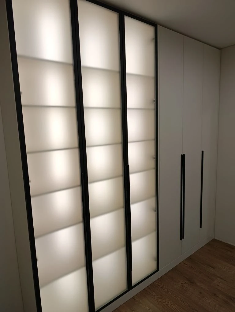 Распашной шкаф и ТВ модуль