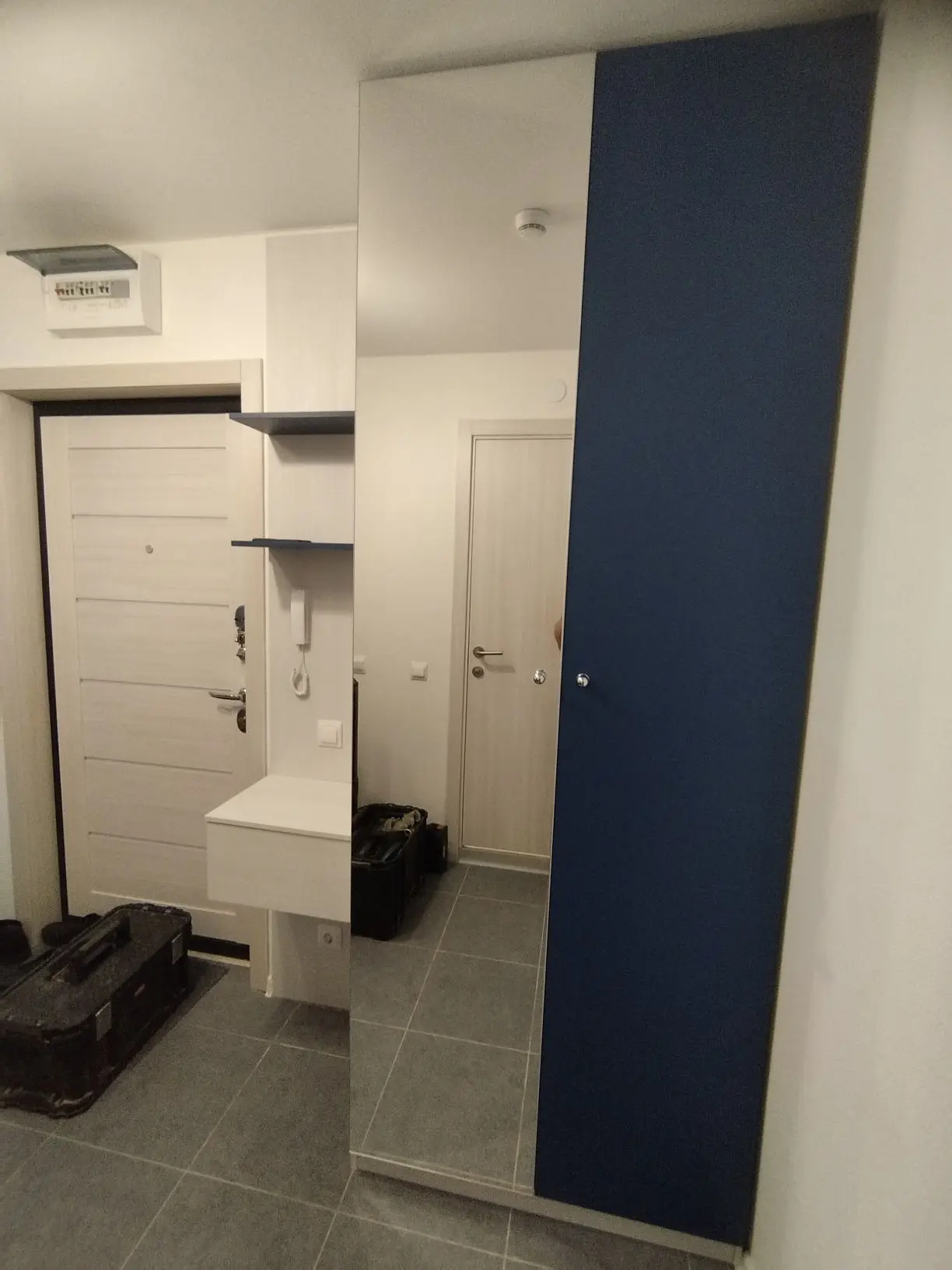 Шкаф с распашными дверями в прихожую