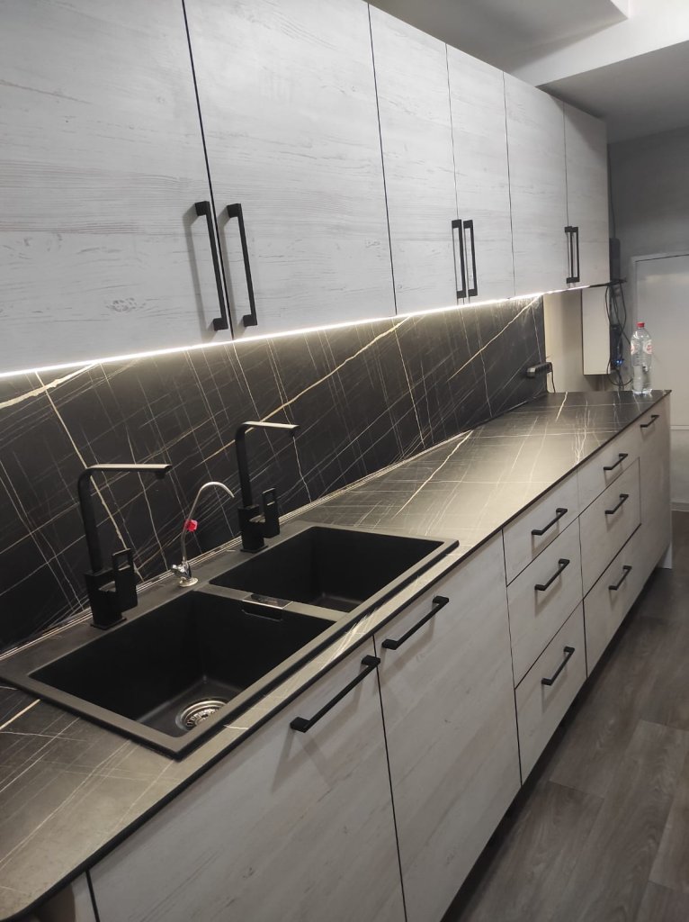 кухня столешница и стеновая панель HPL -компакт плита.jpg