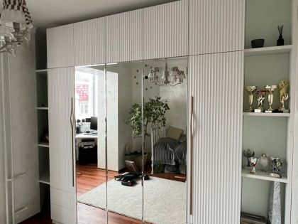 Белый распашной шкаф с фрезерованными фасадами МДФ