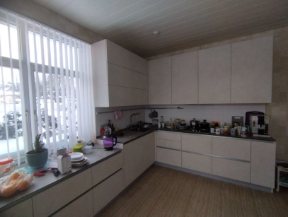 Большая кухня для котеджа