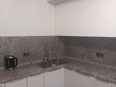 Угловая кухня выполнена с фасадами из МДФ AGT