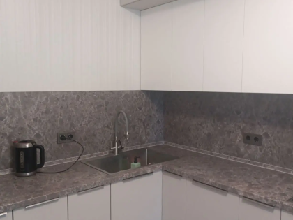 Угловая кухня выполнена с фасадами из МДФ AGT