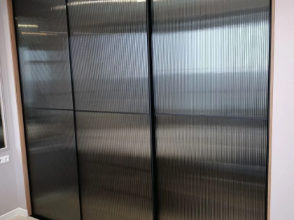 Встроенный 3х дверный шкаф купе в спальню