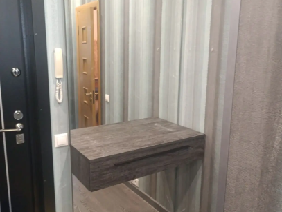 Зеркало с подвесной тумбой