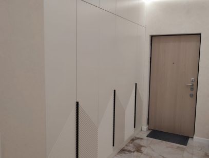 Белый шкаф в прихожей с фасадами МДФ
