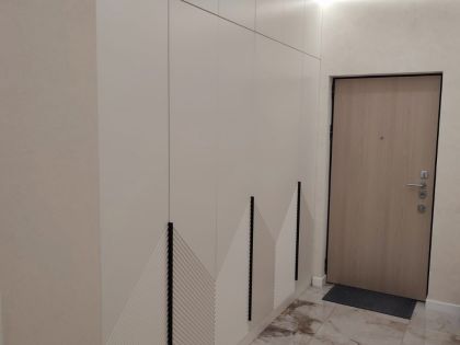 Белый шкаф в прихожей с фасадами МДФ