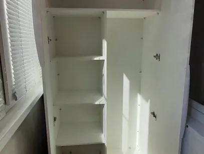 Распашной шкаф на балкон