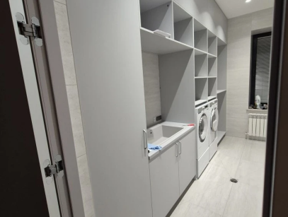 Хозяйственный шкаф с распашными дверями