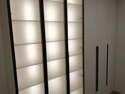 Распашной шкаф и ТВ модуль