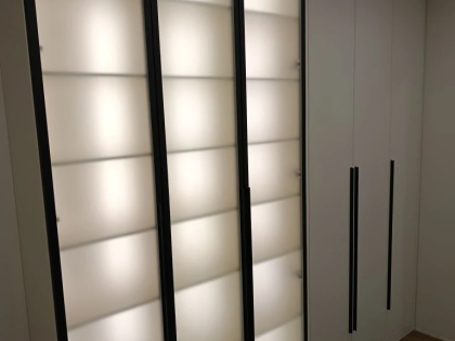 Распашной шкаф и ТВ модуль