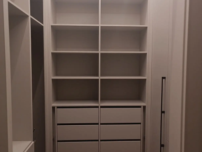 Гардеробная с распашными дверями