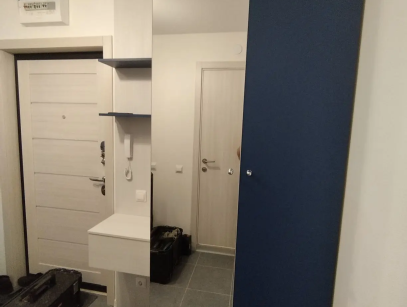 Шкаф с распашными дверями в прихожую